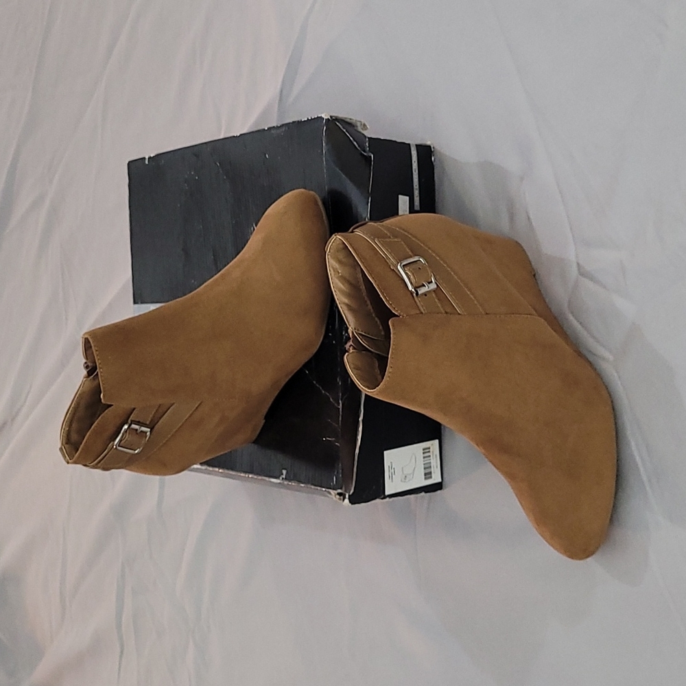 New Directions wedge booties New With Box 8 cognac tan suede